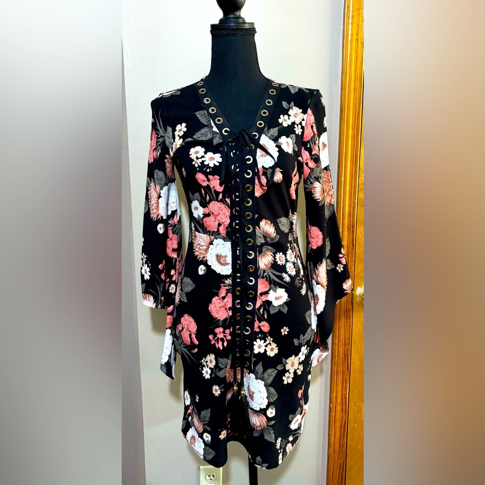 Venus lace up front dress. Size XS. EUC.